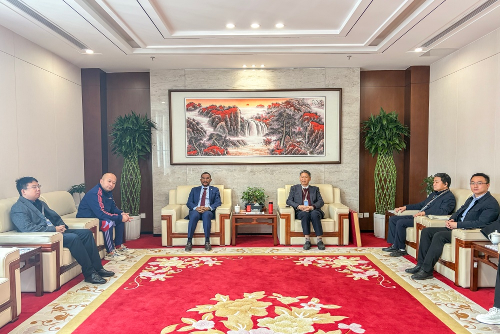 利比里亚公共工程部赴中安华力考察