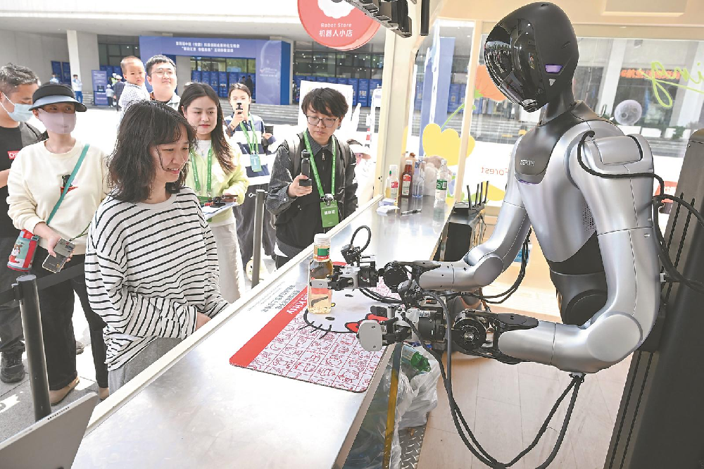 这爿小店为啥排起长龙？